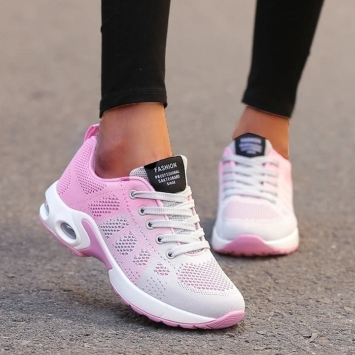 Everyday women's sneakers with air cushion for long-lasting comfort during walks.