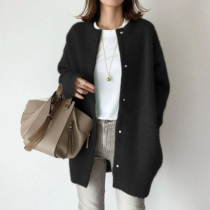 Comfortable women's button-up longline cardigan in an oversized fit, great for relaxed and fashionable looks.