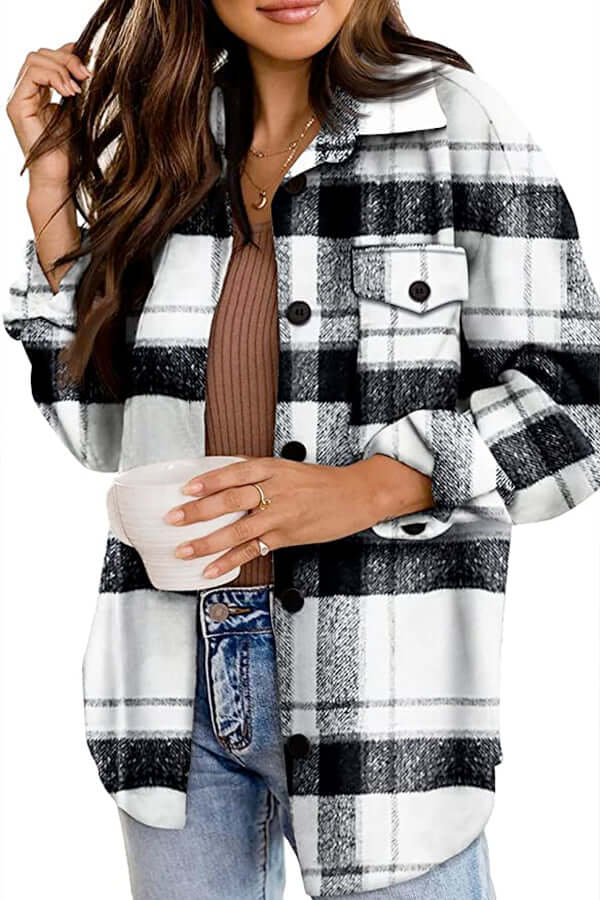 Loose fit women's long sleeve checked blouse. Casual plaid top for comfortable and stylish everyday wear.