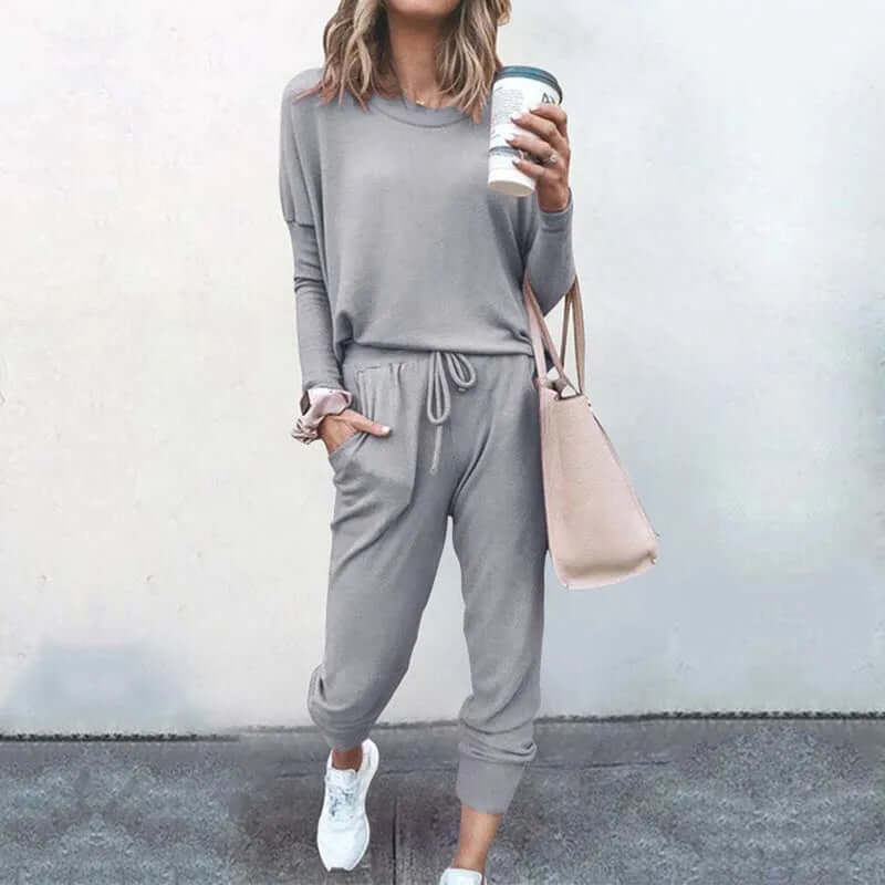 Women's comfy loose tracksuit, a stylish two-piece for all casual occasions and comfort.