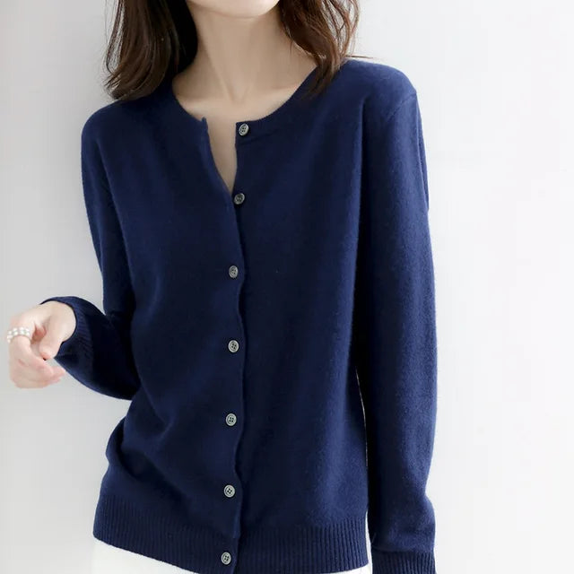 High-quality women's cashmere knit cardigan, featuring a soft texture and classic button-up design.