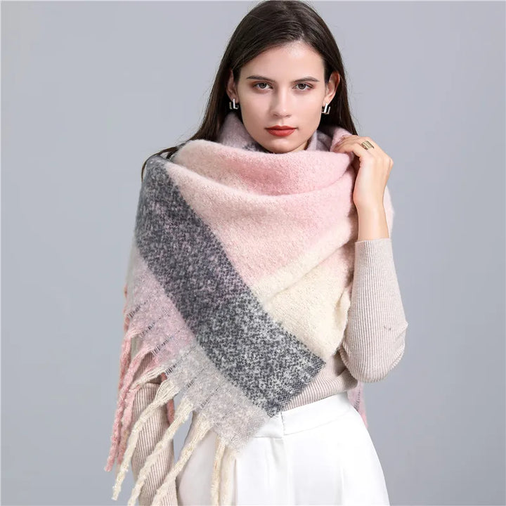 Stylish women's checked cashmere scarf, a warm and essential accessory for winter elegance.