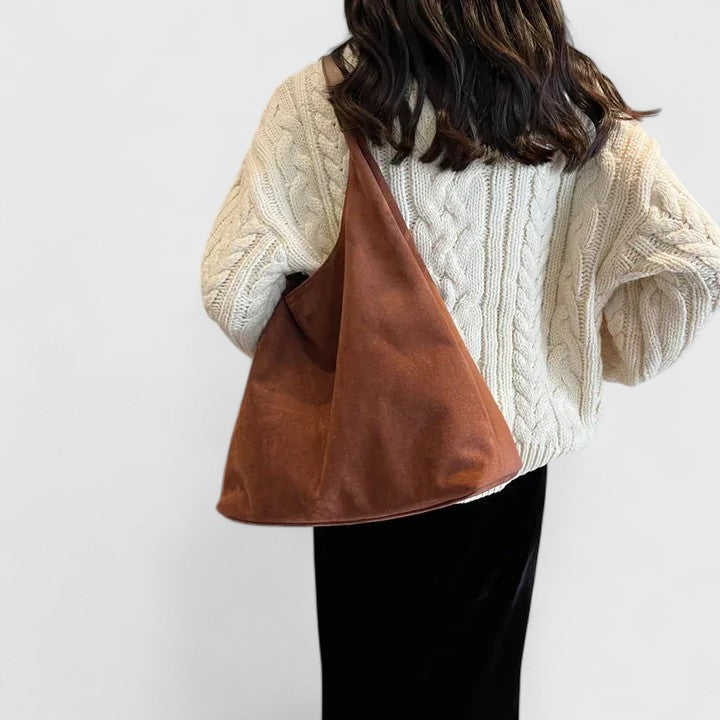 Sleek women's minimalist shoulder bag, ideal everyday handbag for a chic and casual look.