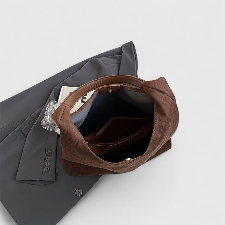 Elegant minimalist shoulder bag for women, a practical and stylish everyday handbag accessory.
