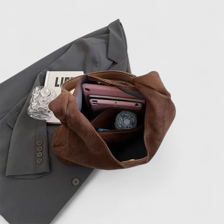 Chic women's everyday shoulder bag, minimalist design for casual elegance, a versatile fashion accessory.