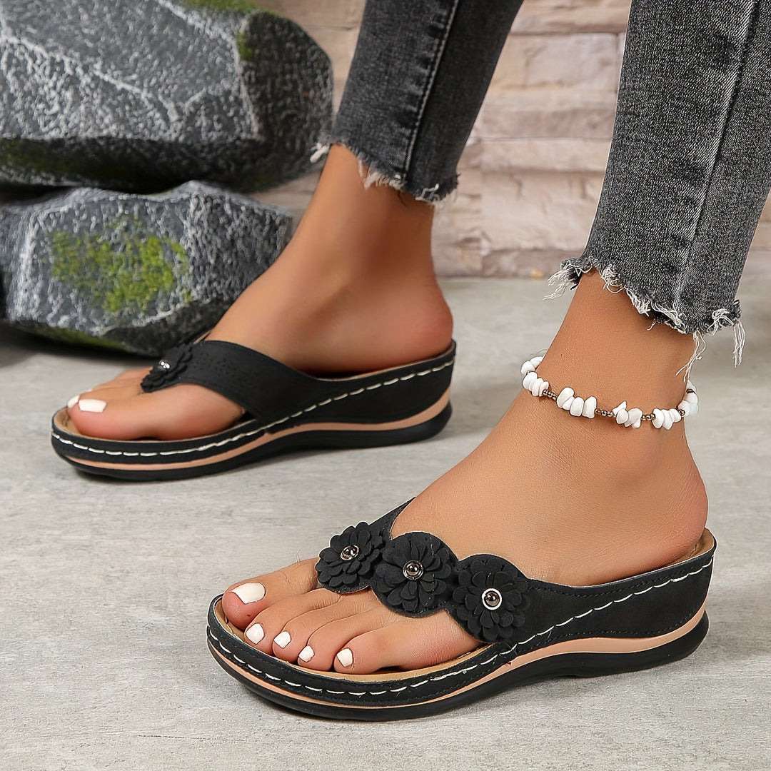 Women's walking sandals: Orthopedic design, cushioned footbed, & arch support for comfort.