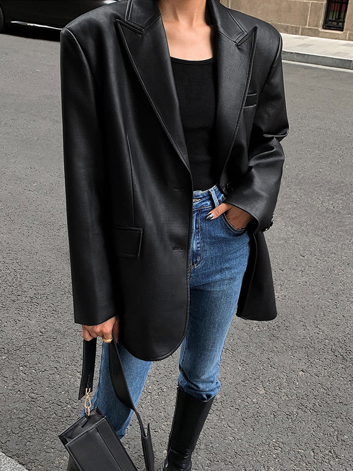 Structured women's oversized blazer featuring a stylish lapel, ideal as a fashion-forward statement piece.