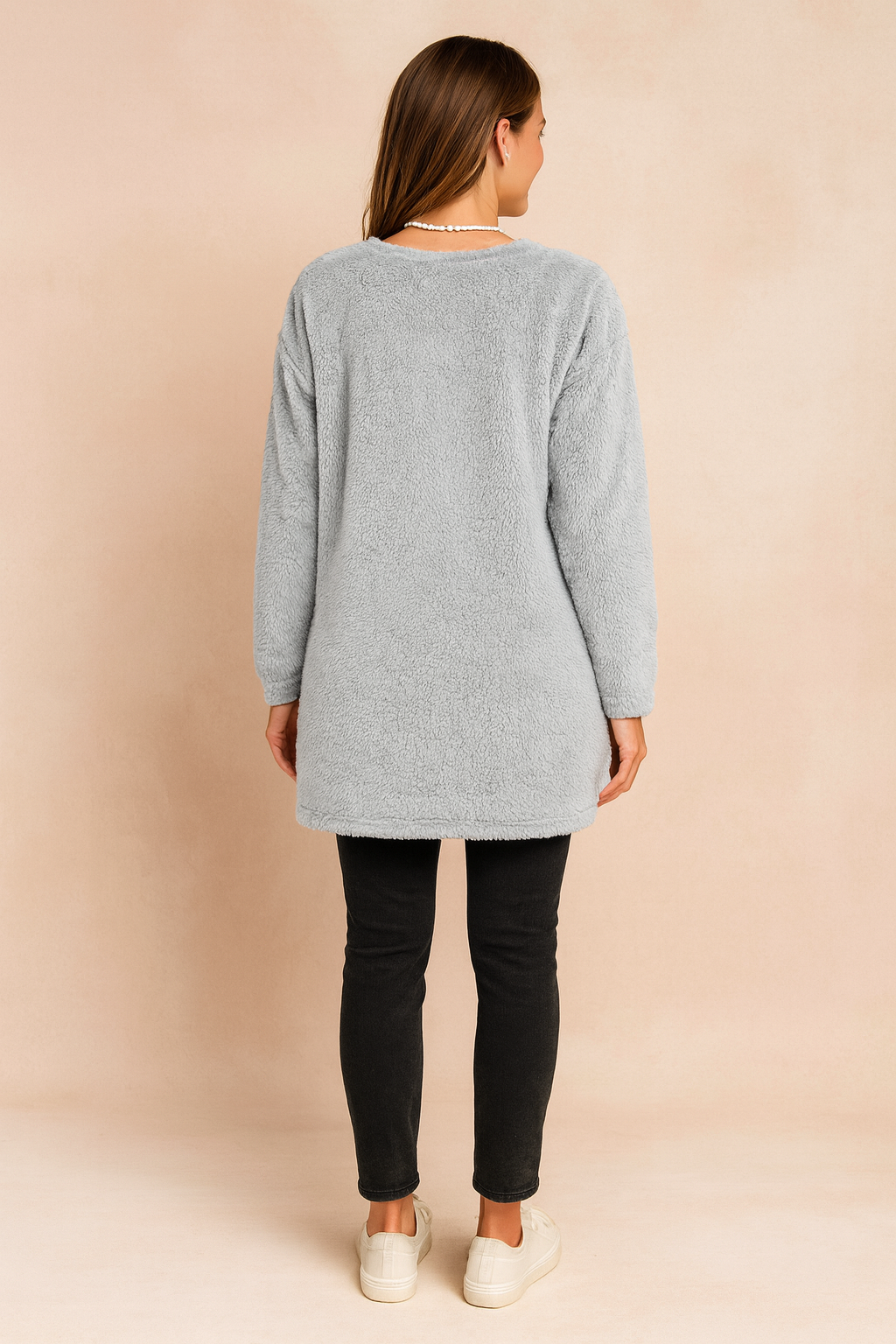 Stylish women's long sleeve oversized sweater, ideal for casual winter fashion. A comfortable, loose fit top for everyday wear.