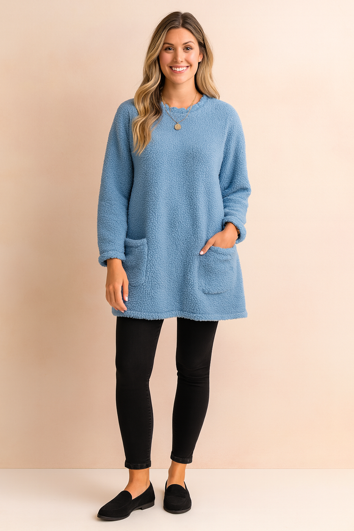 Comfortable women's oversized sweater with a loose fit, great for casual fashion. Versatile long sleeve top for fall and winter style.