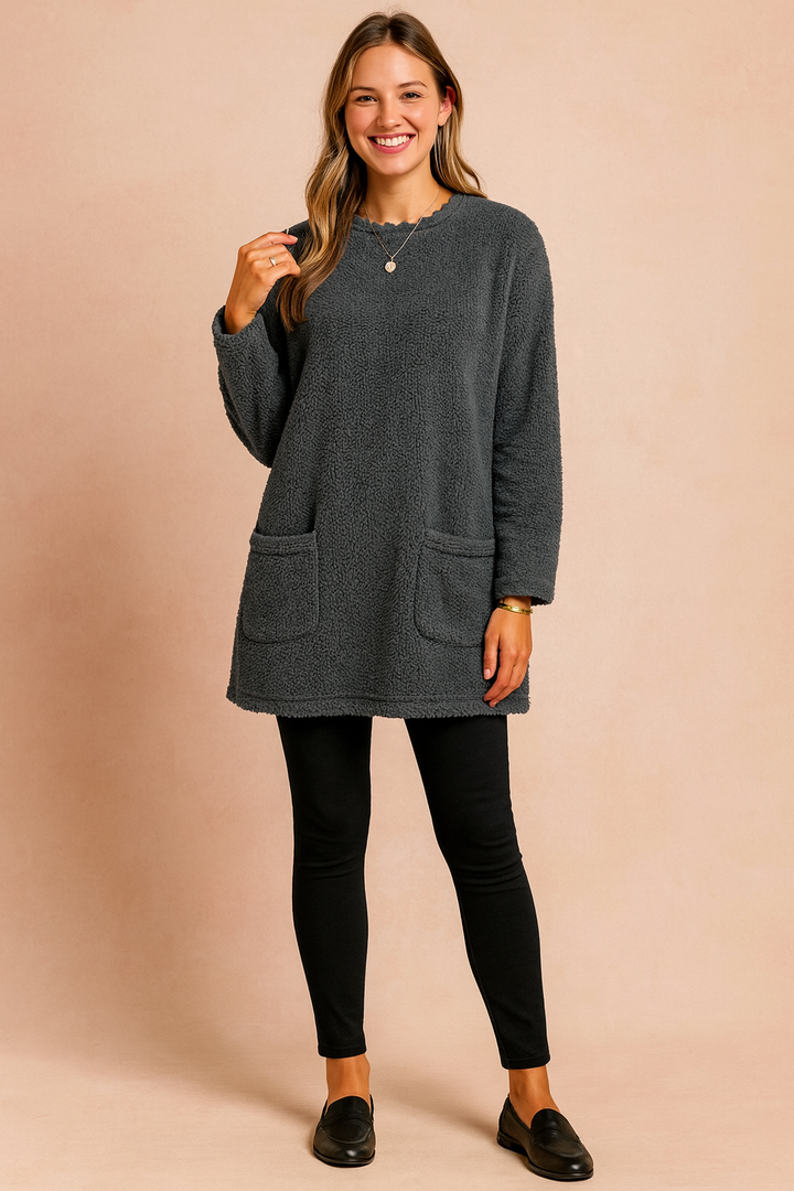 Chic oversized women's casual sweater, perfect for relaxed everyday wear. Loose fit, comfortable long sleeve top for any season.