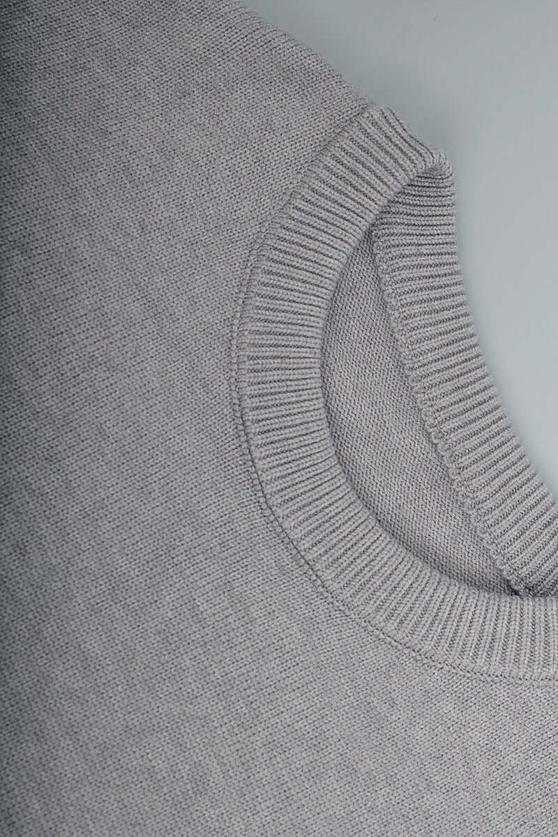 Autumn women's fashion: Oversized charcoal knitted jumper, cozy & chic.