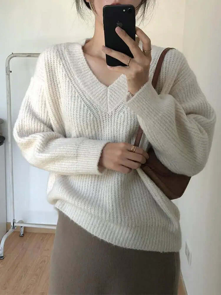 Women's oversized chunky knit sweater, cozy and warm for winter. Stylish loose fit knitwear.