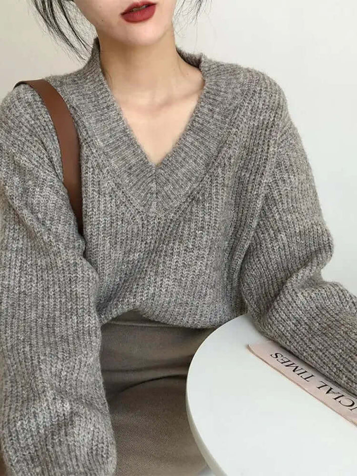 Stylish women's oversized chunky knit sweater. Perfect for casual fall fashion, comfortable and cozy.