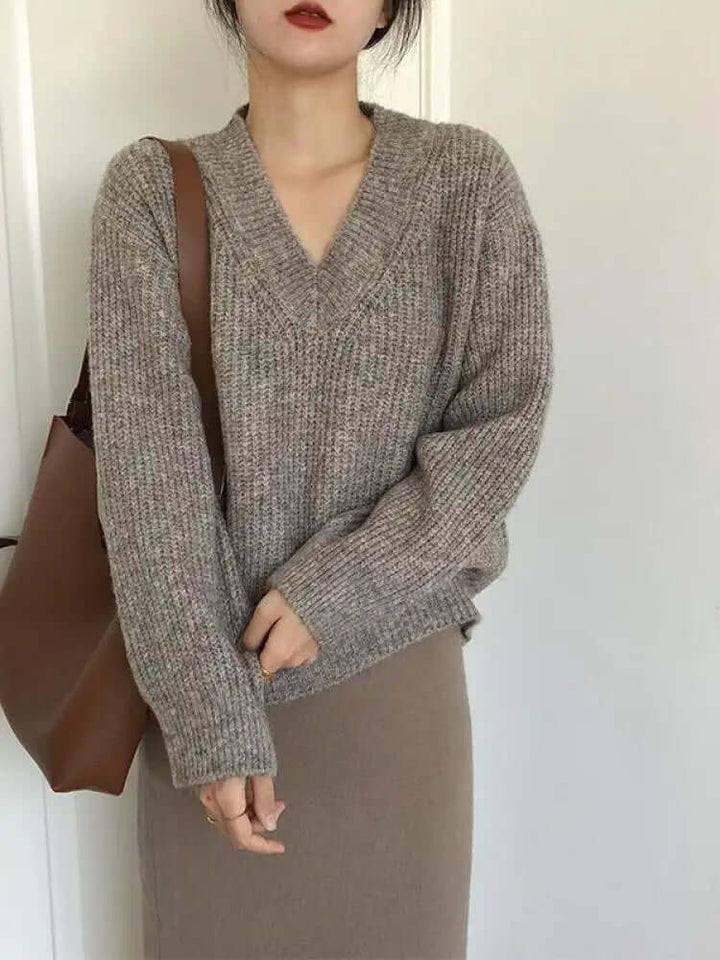 Warm chunky knit oversized sweater for women. Cozy knitwear with a loose fit, ideal for winter style.