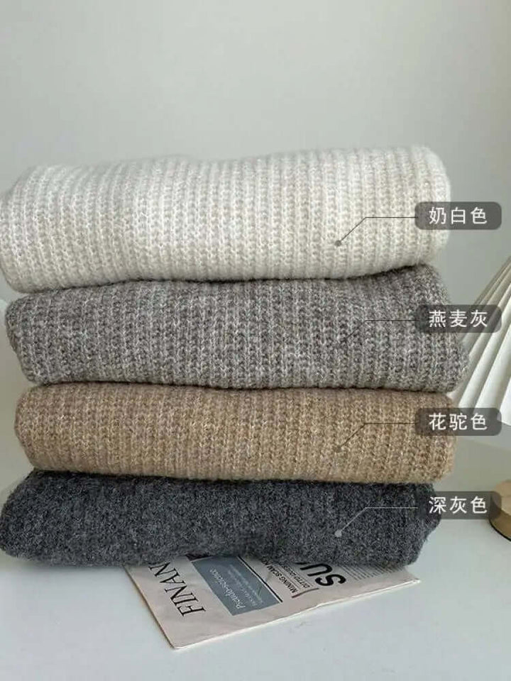 Oversized chunky knit sweater for women. Cozy, warm, and loose fit knitwear, perfect for casual winter fashion.