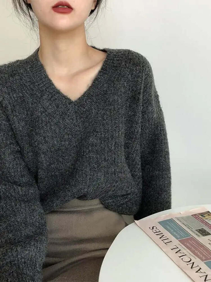 Women's cozy oversized chunky knit sweater. Stylish and warm knitwear, great for casual fall and winter comfort.