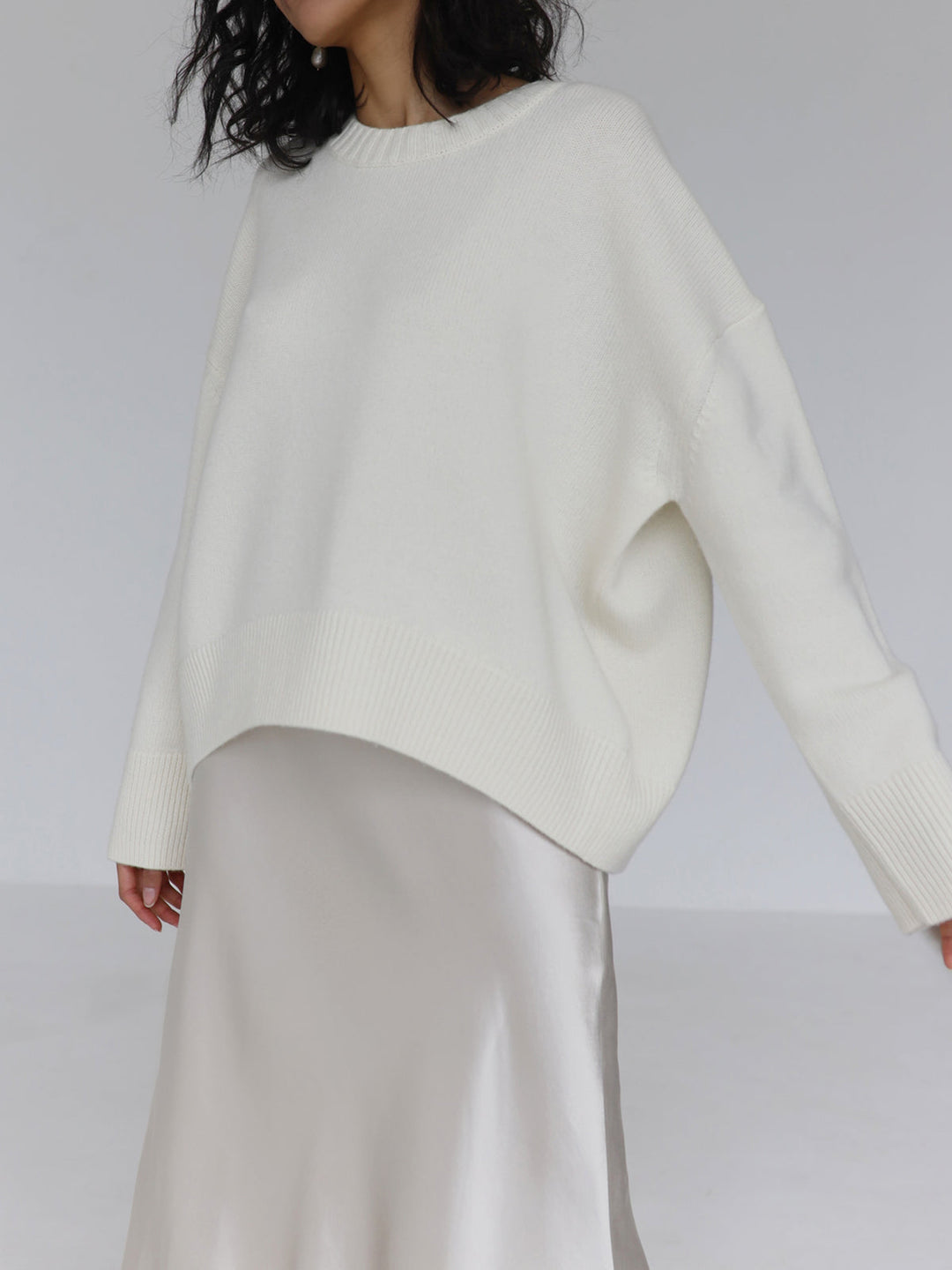 Modern women's oversized crewneck sweater, a versatile piece for comfortable style in fall & winter.