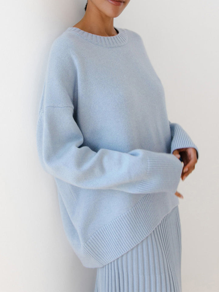 Chic women's oversized crewneck sweater, ideal for versatile everyday wear and comfortable style.