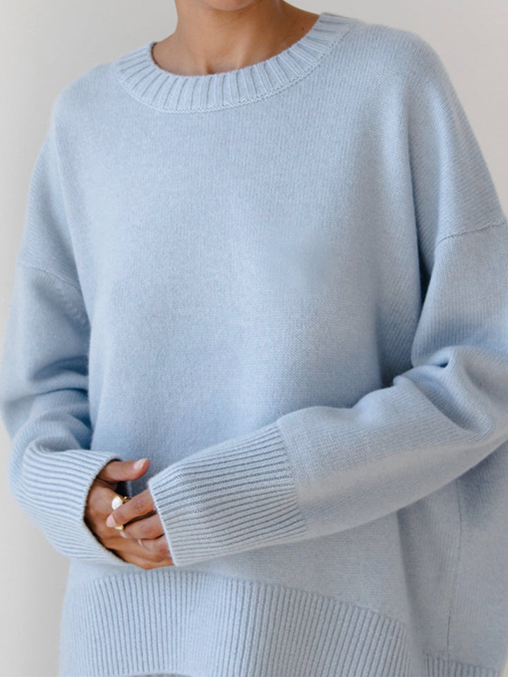 Soft women's oversized crewneck sweater, a cozy essential for casual comfort and relaxed winter fashion.