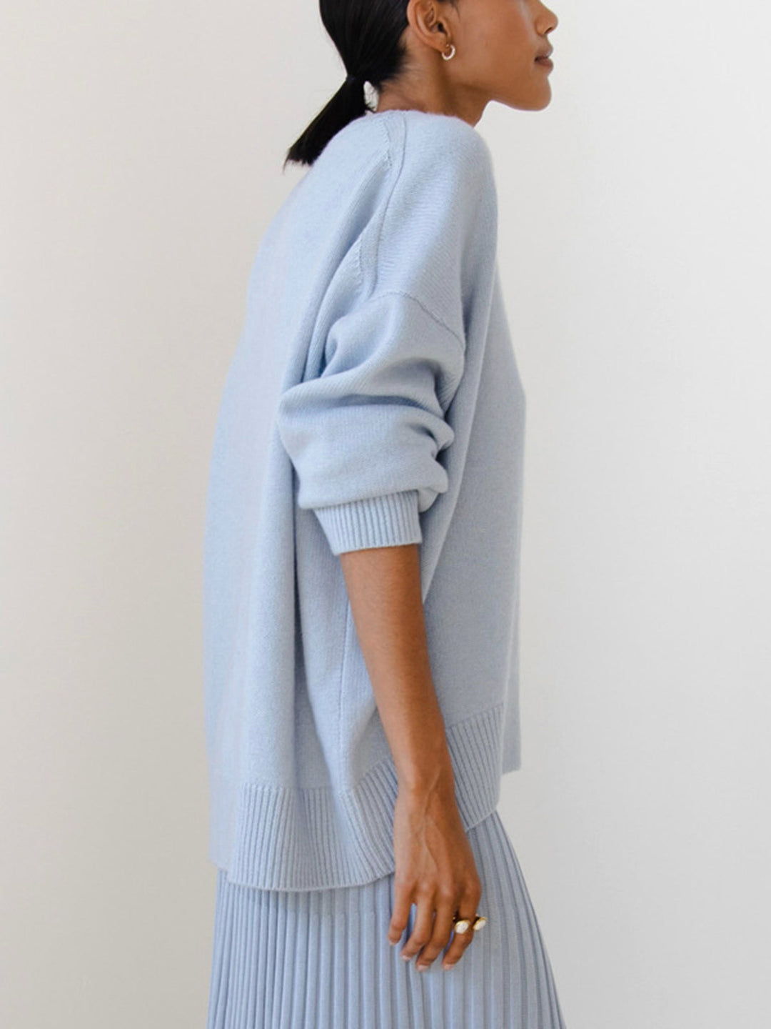 Stylish women's crewneck oversized sweater, perfect for chic casual wear and comfortable daily outfits.