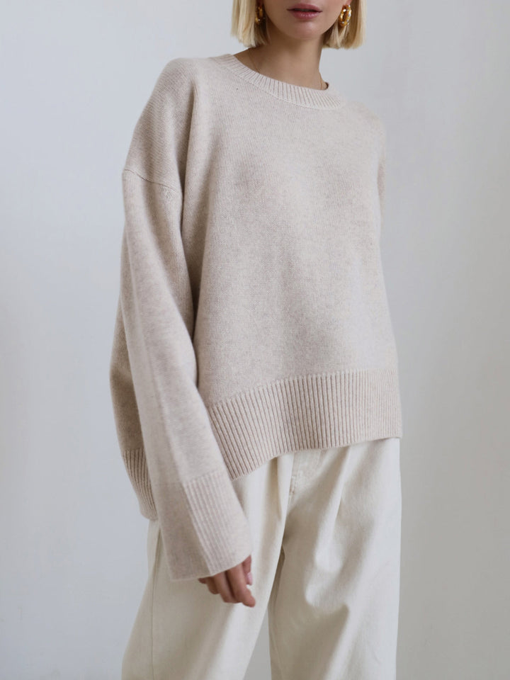 Trendy women's oversized crewneck sweater, offering casual comfort and a chic look for fall/winter.