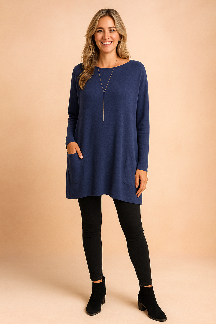 Soft women's oversized lounge sweater with pockets, great for everyday comfort and relaxed styling.
