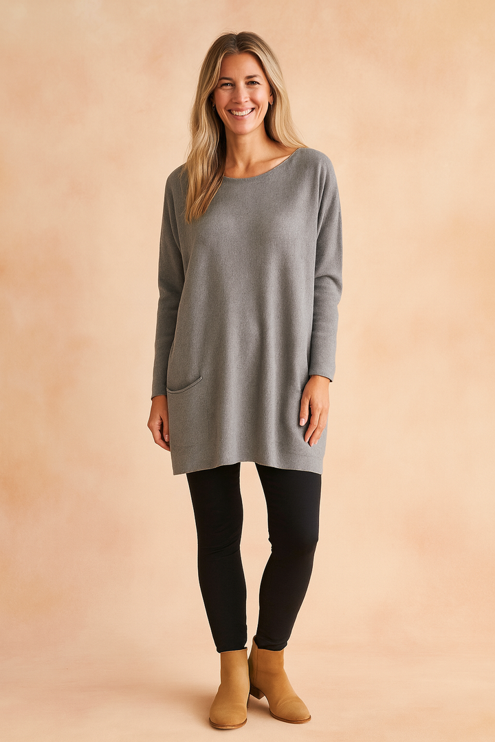 Versatile women's oversized pocket sweater offering effortless comfort for casual and lounge wear.