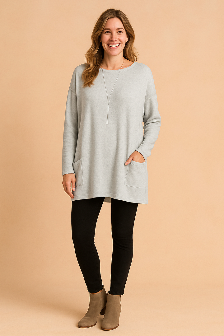 Relaxed fit women's oversized knit sweater with pockets, a cozy must-have for fall and winter.