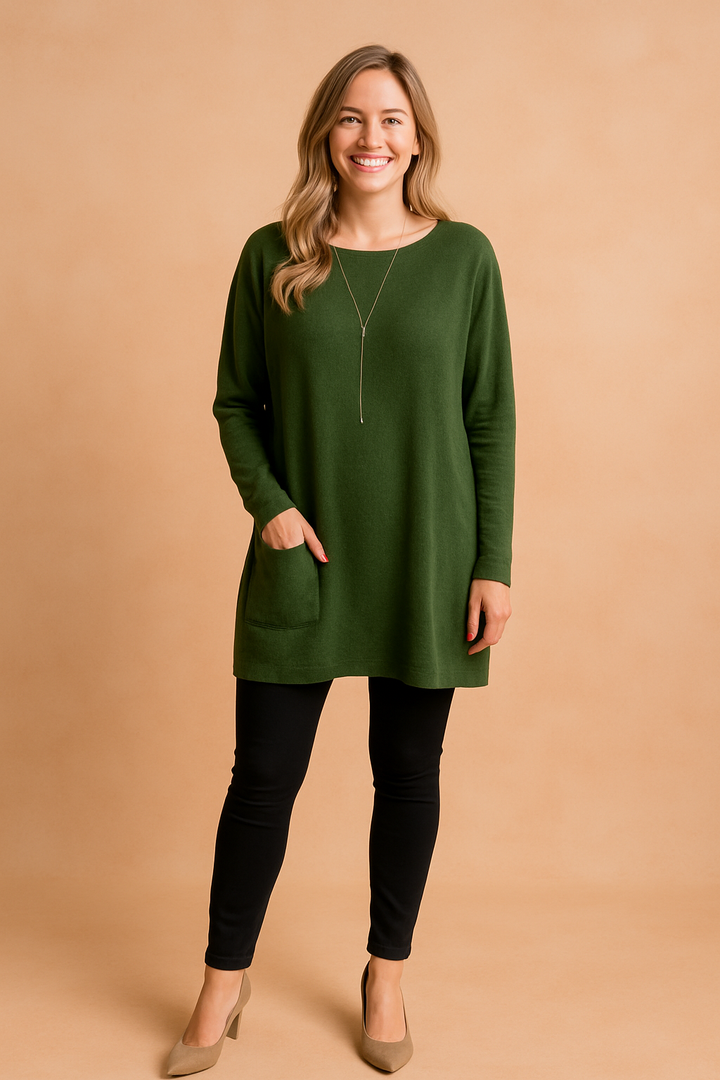 Fashionable women's oversized casual sweater with practical pockets for a comfy, stylish look.