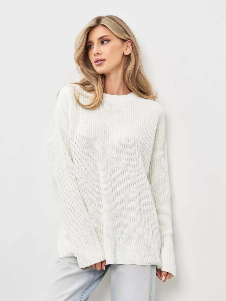 Cozy winter fashion women's oversized knit sweater, soft, relaxed fit, casual comfort.