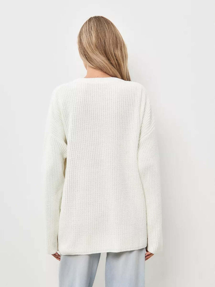 Stylish women's oversized knit jumper, soft, relaxed fit, perfect for casual winter warmth.