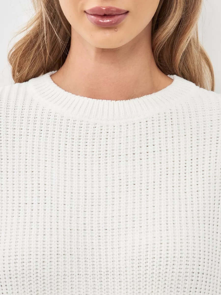 Cozy autumn style ladies oversized knit pullover, soft, relaxed fit, for casual daily wear.
