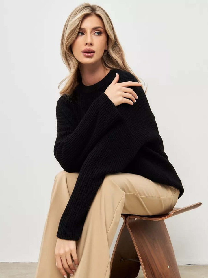 Relaxed fit women's oversized knit jumper, soft fabric, great for autumn & winter comfort.