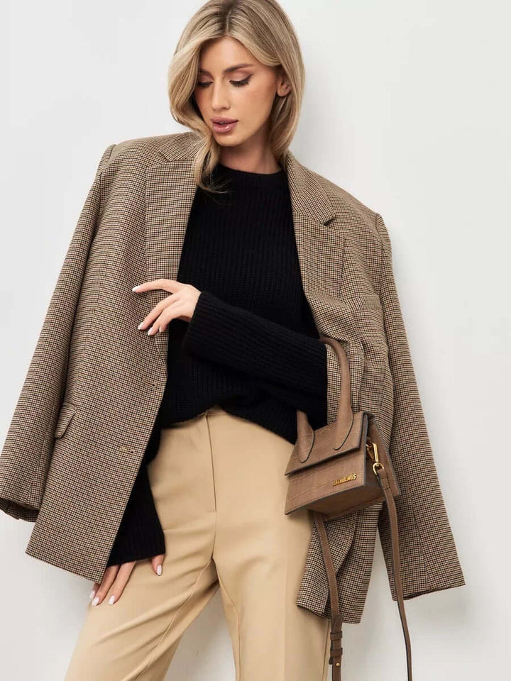 Women's casual oversized knit pullover, crew neck, essential for cozy everyday comfort.