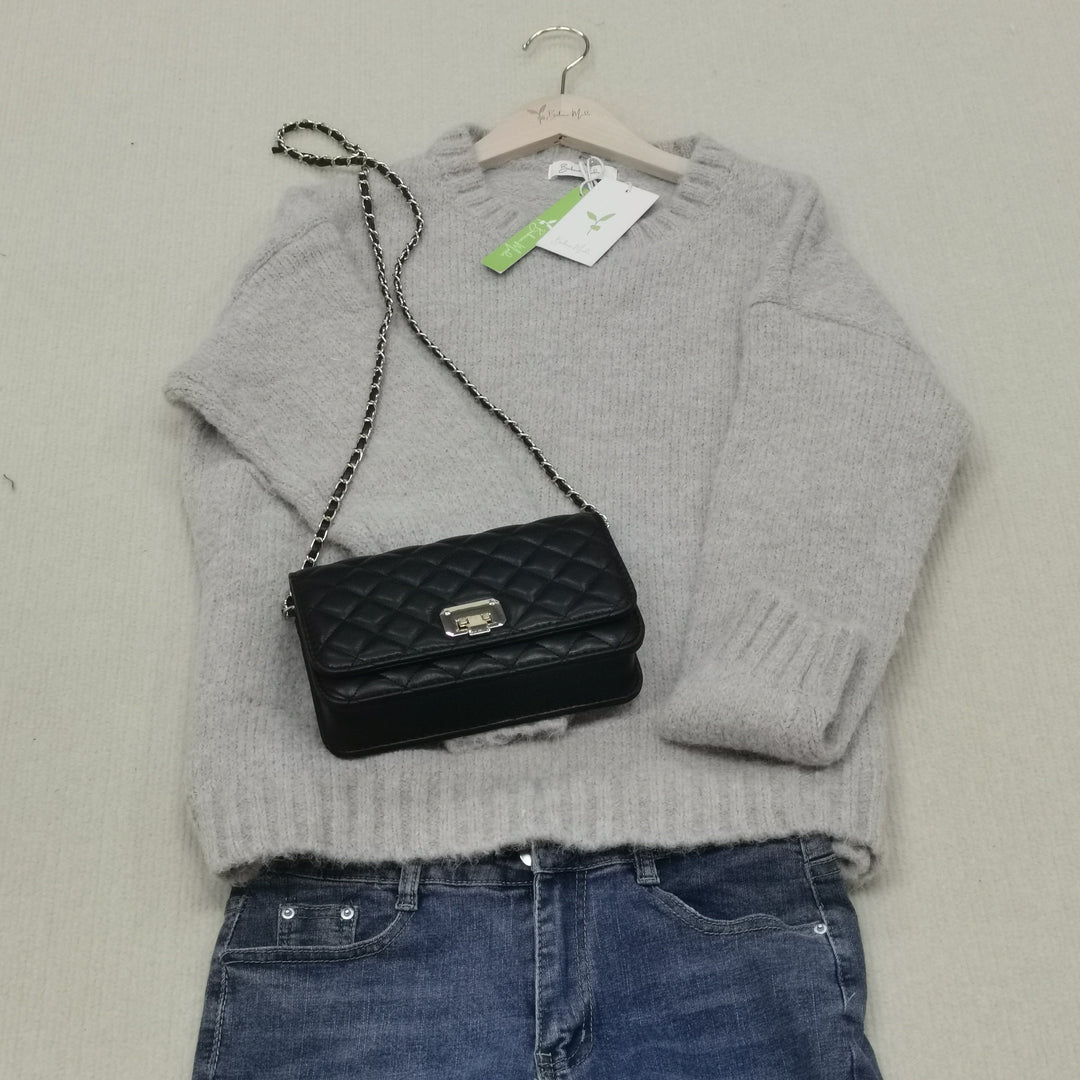 Stylish women's oversized sweater, soft chunky knit for ultimate cozy comfort.