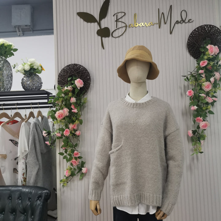Women's loose fit knitted pullover, perfect for relaxed autumn & winter days.