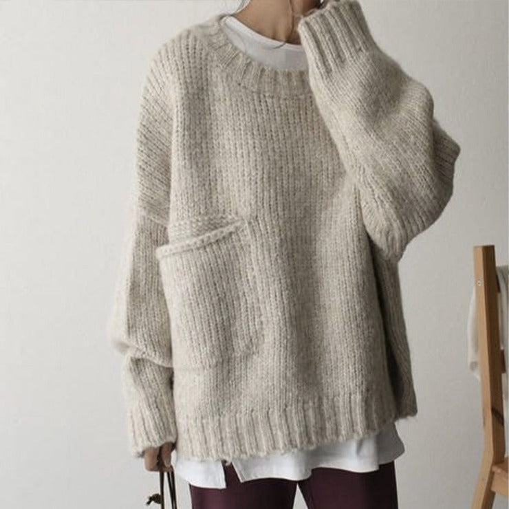 Warm oversized jumper for women, a cozy and stylish essential for cold weather.