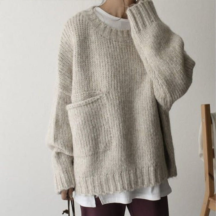 Warm oversized jumper for women, a cozy and stylish essential for cold weather.