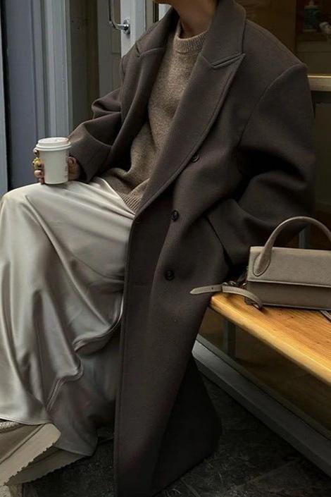 Stylish women's longline double-breasted coat. Oversized design, perfect for winter fashion outerwear.