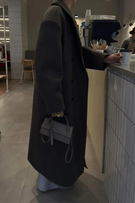 Warm women's oversized longline winter coat. Double-breasted design, essential outerwear for cold weather.
