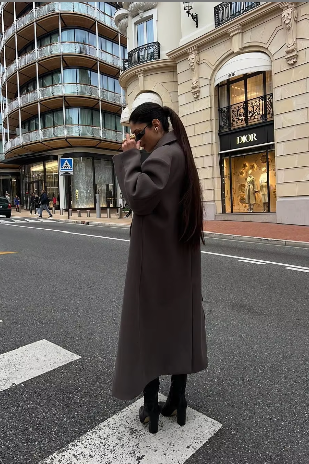 Versatile women's oversized longline coat, double-breasted. Ideal winter outerwear for fashionable layering.