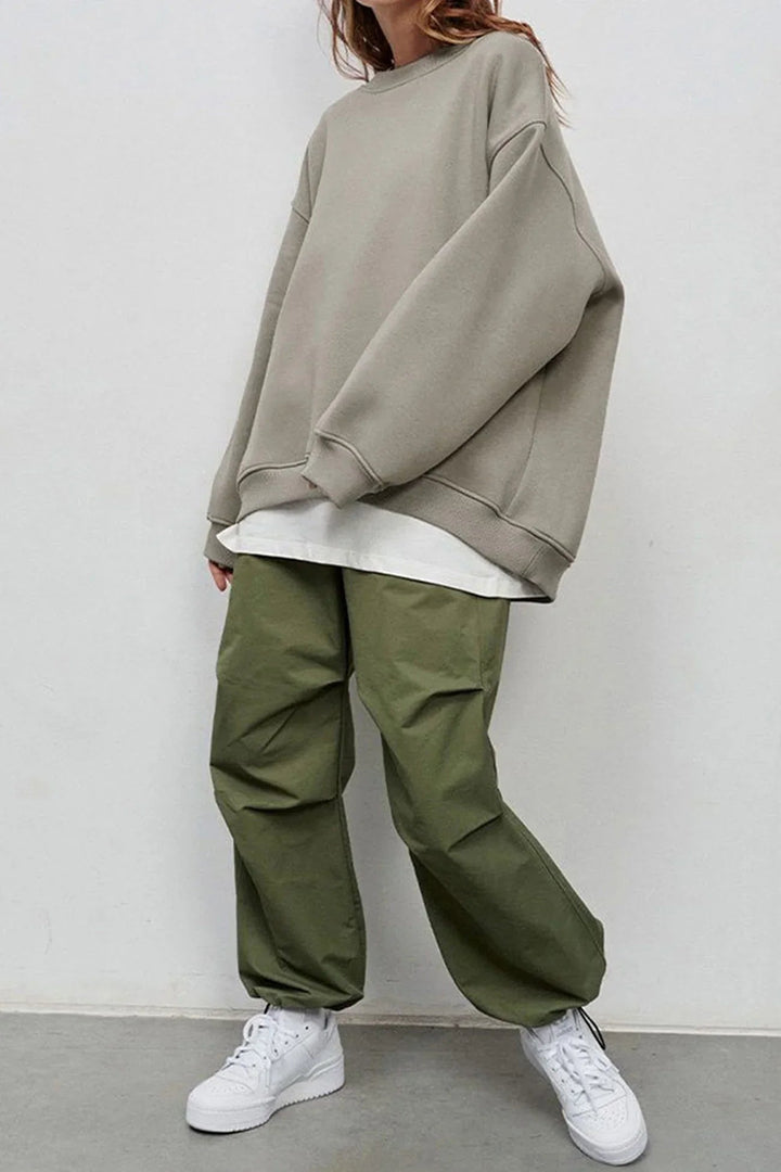 Modern women's oversized round neck sweatshirt, ideal for a comfy, trendy, and casual look.