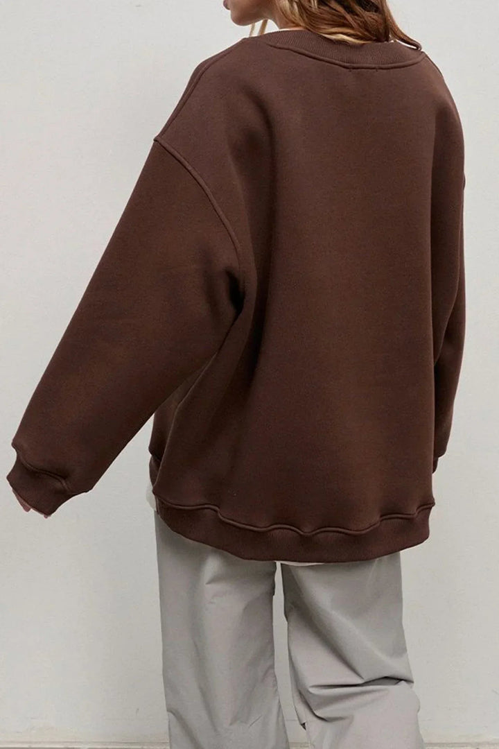 Everyday essential women's oversized sweatshirt, comfy round neck, relaxed fit for casual style.