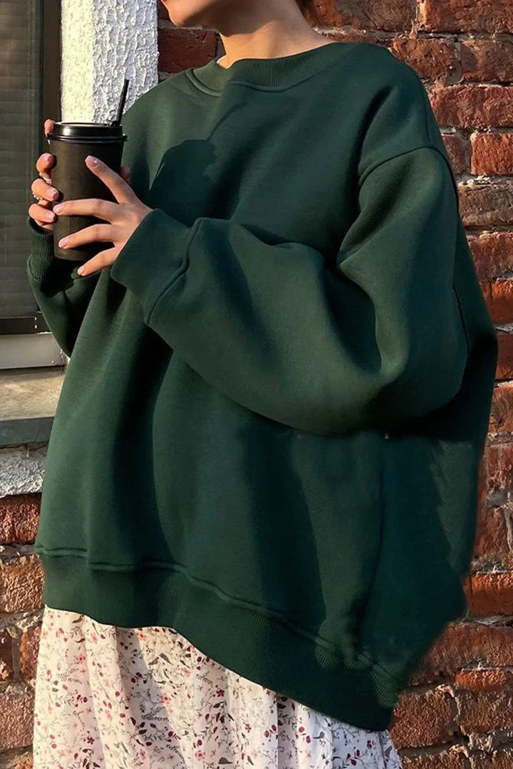Trendy women's oversized round neck sweatshirt, ideal for street style and relaxed casual wear.