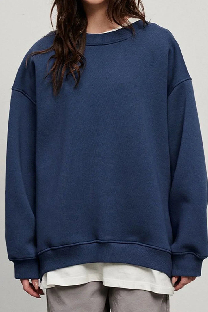 Fashionable women's oversized round neck sweatshirt, a comfy top for casual and everyday style.