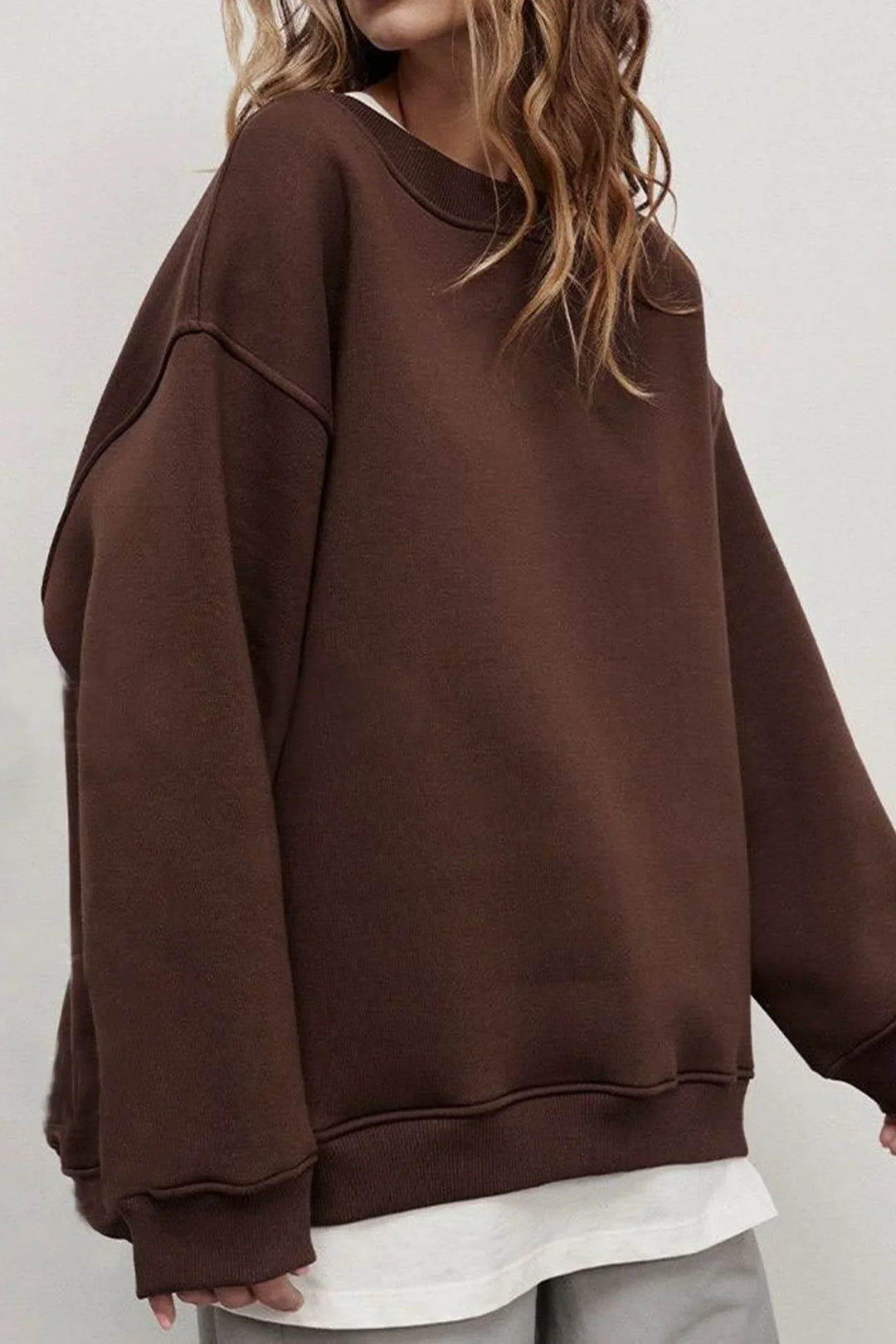 Super cozy women's oversized sweatshirt with a round neck, perfect for relaxed comfort & winter.