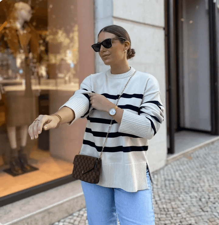 Cozy striped knitted jumper for women, an oversized long-sleeve sweater, ideal for comfortable fall and winter outfits.
