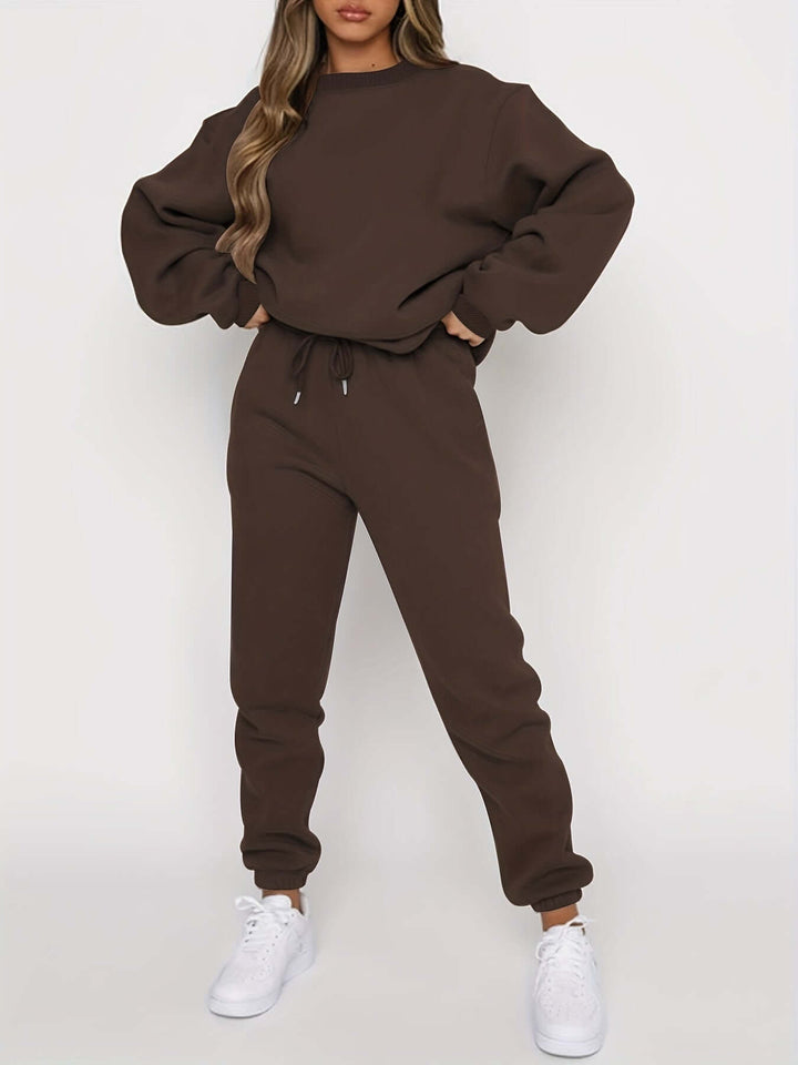 Women's two-piece set: a comfortable oversized sweater and matching joggers, ideal for a relaxed fit outfit.