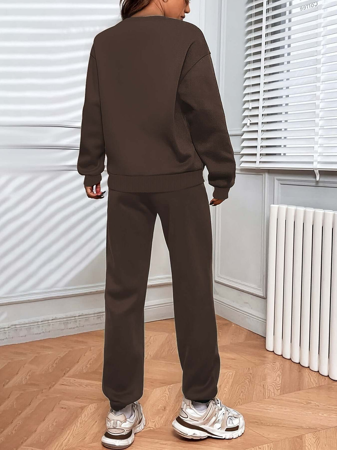 Trendy women's oversized tracksuit for casual wear, featuring a cozy sweater and joggers set for comfortable fashion.