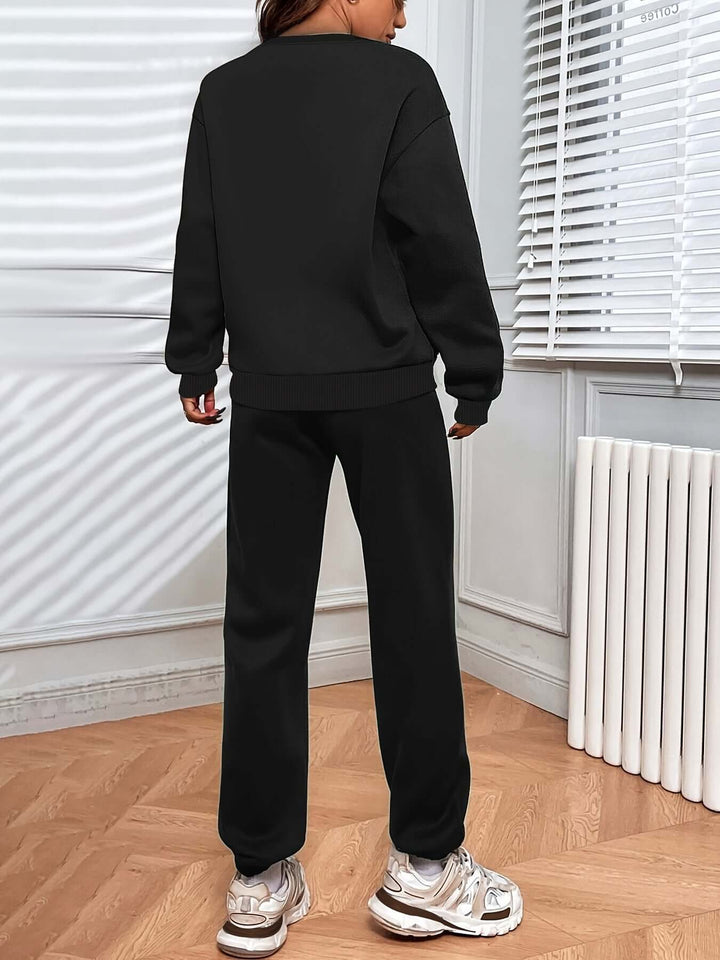 Relaxed fit women's oversized tracksuit, a comfortable sweater and joggers set, ideal for cozy loungewear & casual outfits.